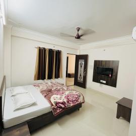 Hotel Chandram 966o9o1oo6 - 400mtr I 7min walking from ShreeNath Ji temple Nathdwara By SK, hotel in Nāthdwāra