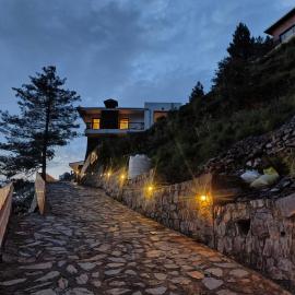 Firdaus at Theog - Luxurious 4 Bedroom Mountain View Villa, hotel u gradu Theog