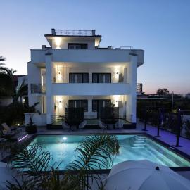Viroga Suite Apartments، فندق في كاستيل فولتورنو