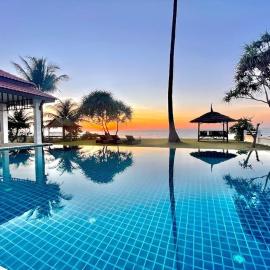 Beachfront! 4 Bedrooms - Malee Beach Villa E6 – hotel w mieście Phra Ae beach