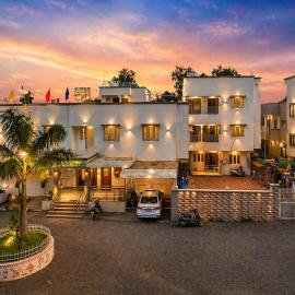 Hotel Rajdhani - Best Family Hotel in Pavagadh and in Halol GIDC, готель у місті Hālol