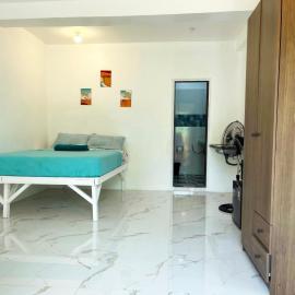 Spacious studio 4, AC, kitchenette, central location