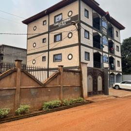 Appartement Confort & Nuitée Prestige Luxe, מלון בMbalngong