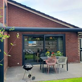 Luxe vakantiehuis met omheinde tuin voor hond en kinderen, hotel in Dirkshorn