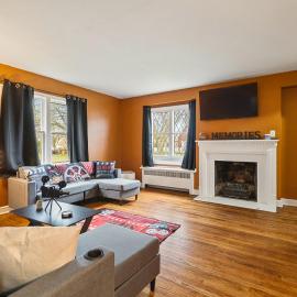 Theater Nights, Game Room & Balcony Delights, hotel di Rockford