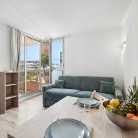 LES JARDINS DU CAP - Bord de Mer - Piscine - Clim, hotel in Roquebrune-Cap-Martin