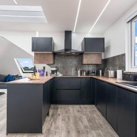 Luxury 2 Bed Penthouse with Views over London with Free Parking