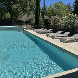 Villa in Saignon with Pool and Scenic Views، فندق في منيرب