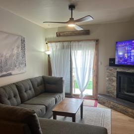 Mountain Retreat - Great location with pool and spas