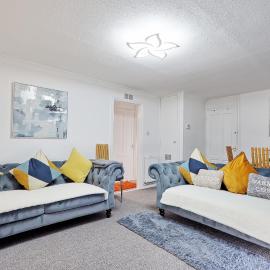 4-Bedroom House in Basildon Sleeps 8 I Free Parking & WiFi