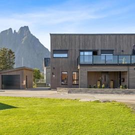 Moderne hus midt i Lofoten