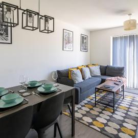 Bright 2BR House with Garden & Parking Sleeps 5