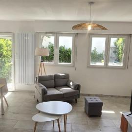 pied-à-terre tout équipé avec coin nuit et jardin, hotel in Sainte-Savine
