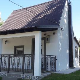 Vikendica Ivanović、Prisojaのホテル