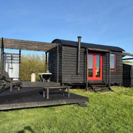 Shepherds Hut in a private meadow with sea views, hotel in Hartland