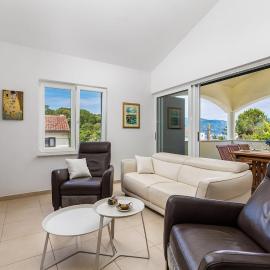 Fortuna Holiday House Steps from the beach