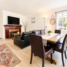 Cozy 2BR 1BA Retreat in Vibrant Vancouver, hotel a Vancouver
