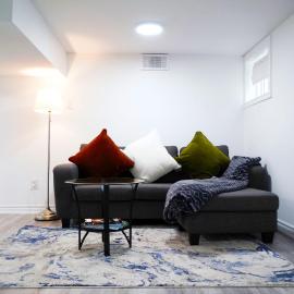 New and Modern Entire Basement Separate Entrance Lower Level Suite – hotel w mieście Oshawa