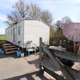 Cozy chalet with a view over the fields, Hotel in Drachten