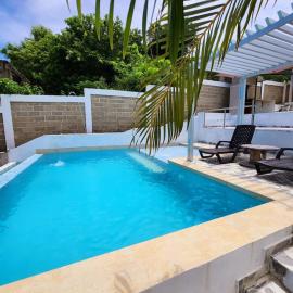 Casa turística con piscina privada y vista al mar، فندق في سانتا فيرونيكا