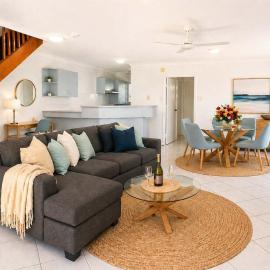 Beachside 2BR Apartment Townsville 1 Min Walk to The Strand w Parking, hotel in North Ward