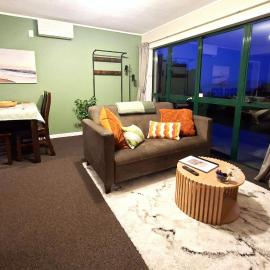 2-bedroom harbour view apartment with parking, 8 mins to Dunedin