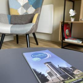 Studio charmant avec terrasse privée, hotel i Oradour-sur-Glane