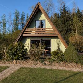 Livias Lodge Nurdachhaus mit Sauna Terrasse und Garten am Wald, hotel in Wittingen