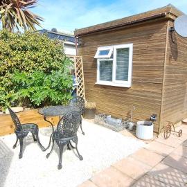 Felpham Garden Chalet, hotel in Felpham