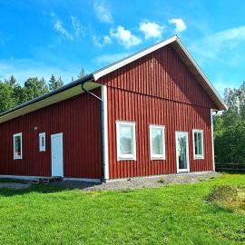 Hus med rodbåt & sjö, nära Astrid Lindgrens Värld – hotel w mieście Horn
