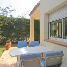 Casa adosada en Calella de Palafrugell، فندق في بالافروجيل