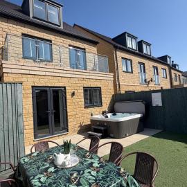 DAIRY COTTAGE WHITBY- HOT TUB - 4 Beds