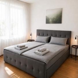 C&V 4 Personen 3 Zimmer Central Smart TV Boxspringbett