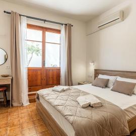 Psaromoura Beachfront House with Stunning Sea View, hotel in Agia Pelagia