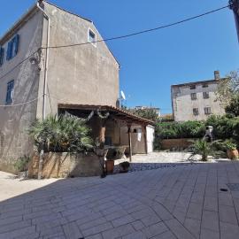 Large house, Rogelovci, Croatia, hotel a Punat