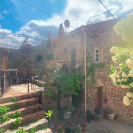Maison de charme avec terrasse hauteurs d ota, hotel in Guaita