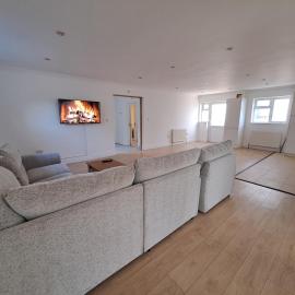 Leafy 5 Bedroom Brentwood House with Parking