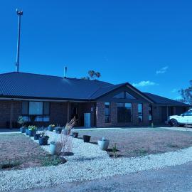 Janaki Farmhouse - 5 Bedroom House Villa at Top of Cooma, hotel di Cooma