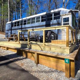 Lazy T Cabins - The Skoolie, hotel u gradu Robinsvil