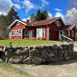 Architectural Villa with 3 Fireplaces Countryside, hotell i Knivsta