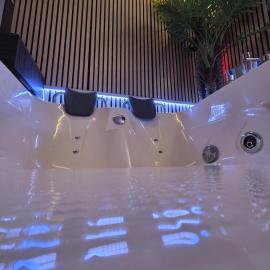 Loveroom waterloo, Suite romantique avec Jacuzzi et sauna privatifs, hotel in Waterloo