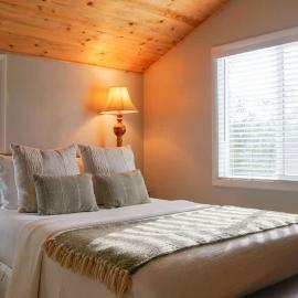 Cozy 2-bed cabin looking over Palisades Lake, hotel in Irwin