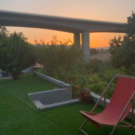 Green cabin in our small garden, hotel in Arruda dos Vinhos