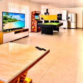 Villa 220 m2 avec 5 chambres 6 lits doubles 2 toilettes 2 salles de bain, hotel a Beire-le-Châtel