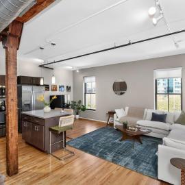Top-Floor Loft , Downtown Views, Free Parking, hotel v destinaci Des Moines