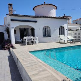 Jolie villa avec Piscine privée, hotel a Empuriabrava
