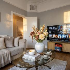 Spacious 6BR, Sleeps 12, Prime Location, Parking Free, hotel in Southport