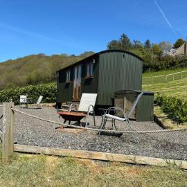 Fullabrook Farm Retreat, The Shepherdess Hut, hotel in West Down