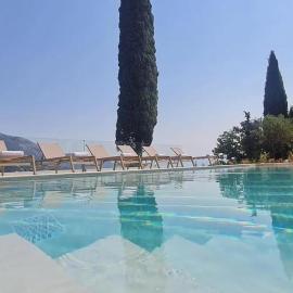 Entire villa in Dassia - 10 guests, hotel u Dassiji