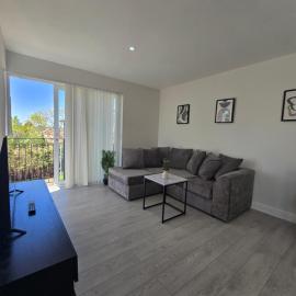 Spacious 2BR with ensuite and AC unit and balcony near Heathrow